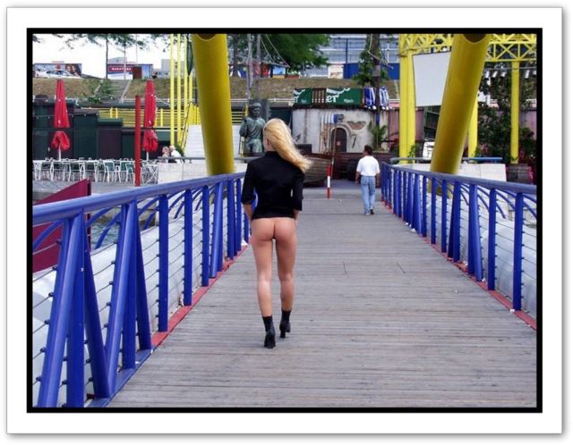 une amatrice exhibe son cul sur un pont remplit de voyeur