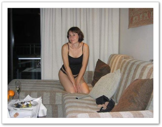 Une femme mature en dessous sur le canapé