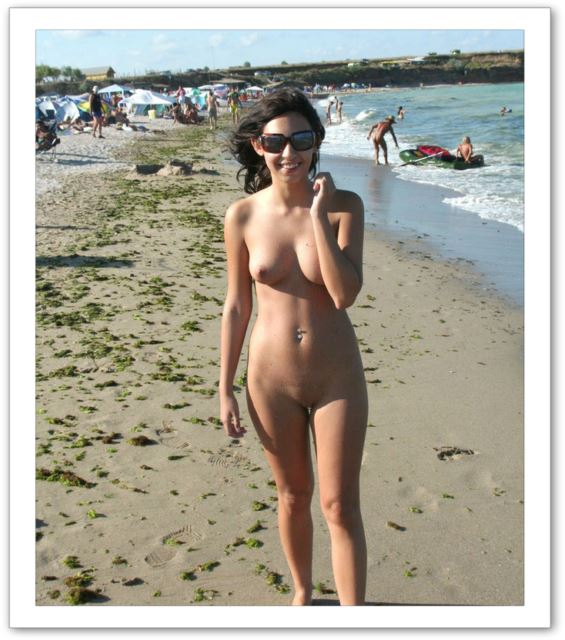 brunette nue sur le sable