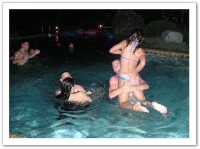 Belles fesses dans la piscine