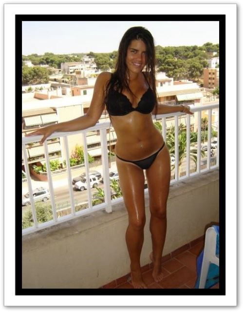 une amatrice en bikini sur son balcon
