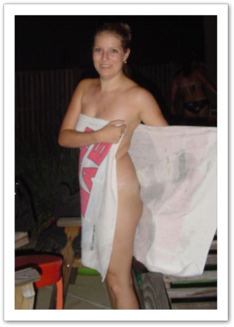 une amatrice s'est baignée toute nue dans la piscine