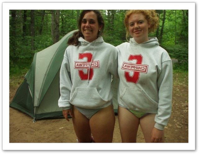 deux copines en petite culotte pose en forêt