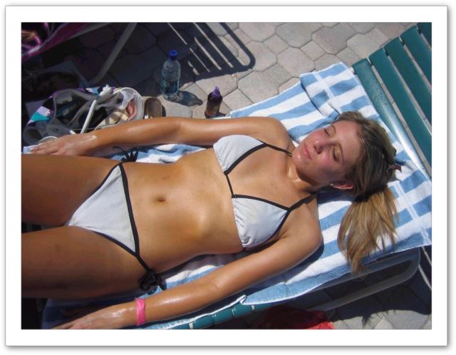 une coquine bronze en bikini