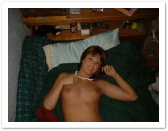 une couine topless sur son lit